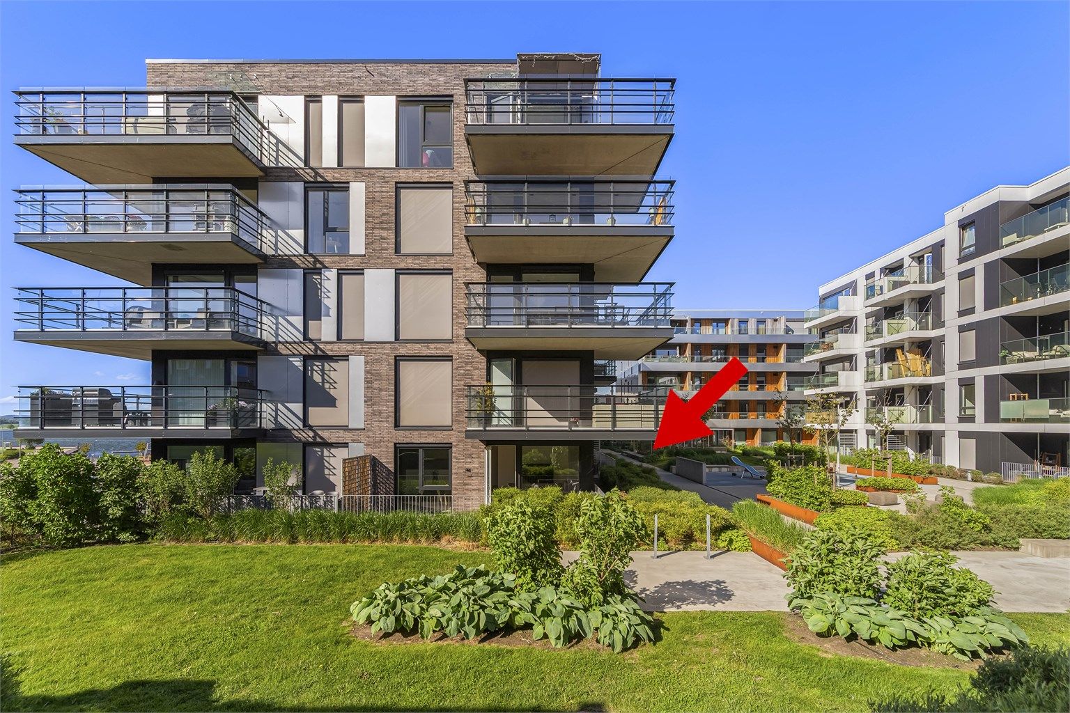 Velkommen til denne  moderne og stilfulle eierleilighet i det populære Sameiet Dockside 5, beliggende på Kaldnes Brygge