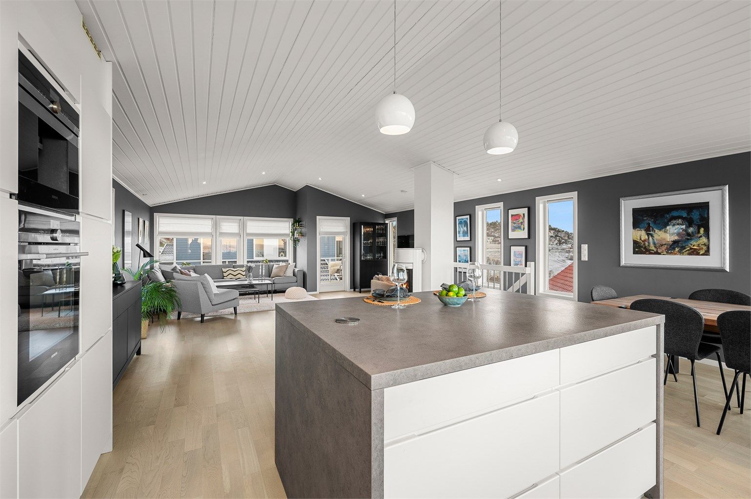 Åpen løsning mot spiseplass og stue skaper en sosial og luftig romfølelse. Stue og kjøkkenarealet måler til sammen romslige 62 kvm.