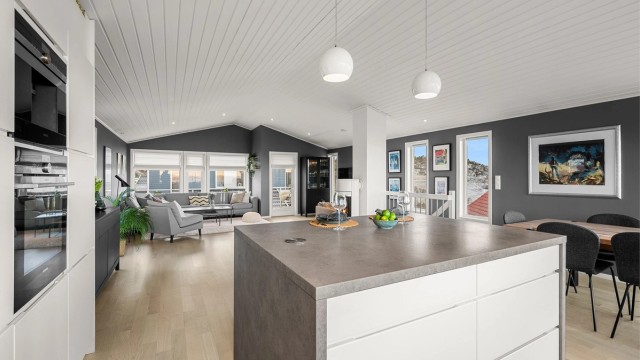 Åpen løsning mot spiseplass og stue skaper en sosial og luftig romfølelse. Stue og kjøkkenarealet måler til sammen romslige 62 kvm.