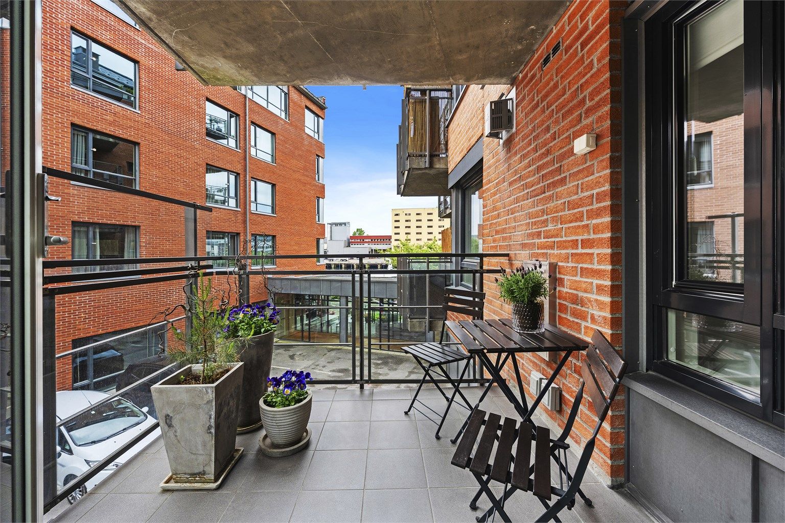 Balkongen er på 6 m2 og har godt med plass til stoler og bord