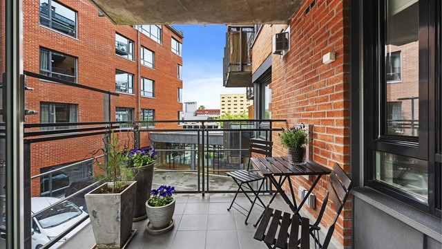 Balkongen er på 6 m2 og har godt med plass til stoler og bord