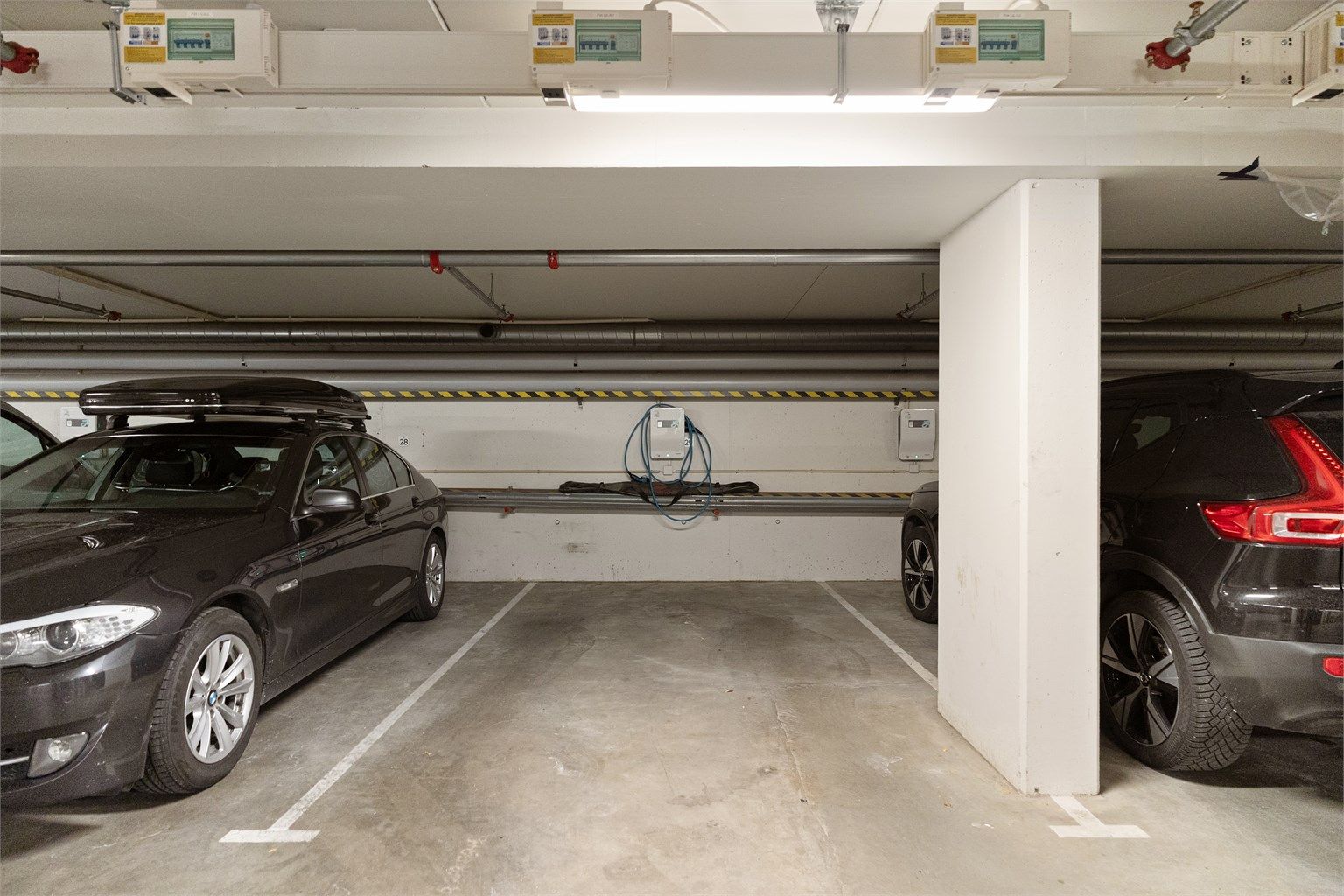 Fast parkeringsplass med installert elbillader i felles garasjeanlegg i underetasjen. Du slipper jakten på parkering, og bilen står ladet og klar når du trenger den.