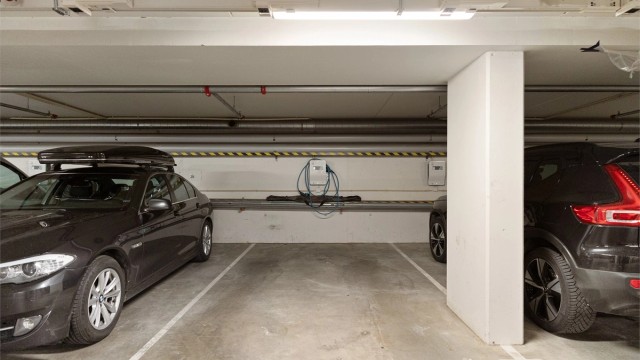 Fast parkeringsplass med installert elbillader i felles garasjeanlegg i underetasjen. Du slipper jakten på parkering, og bilen står ladet og klar når du trenger den.