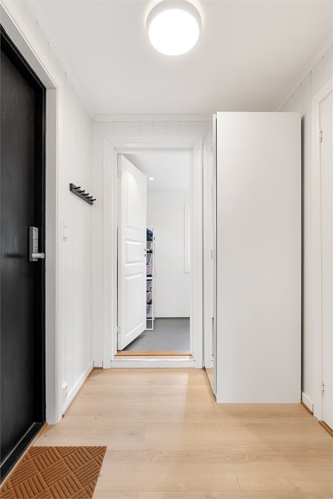 I entréen er det god plass til et garderobeskap hvor yttertøy og sko kan oppbevares.