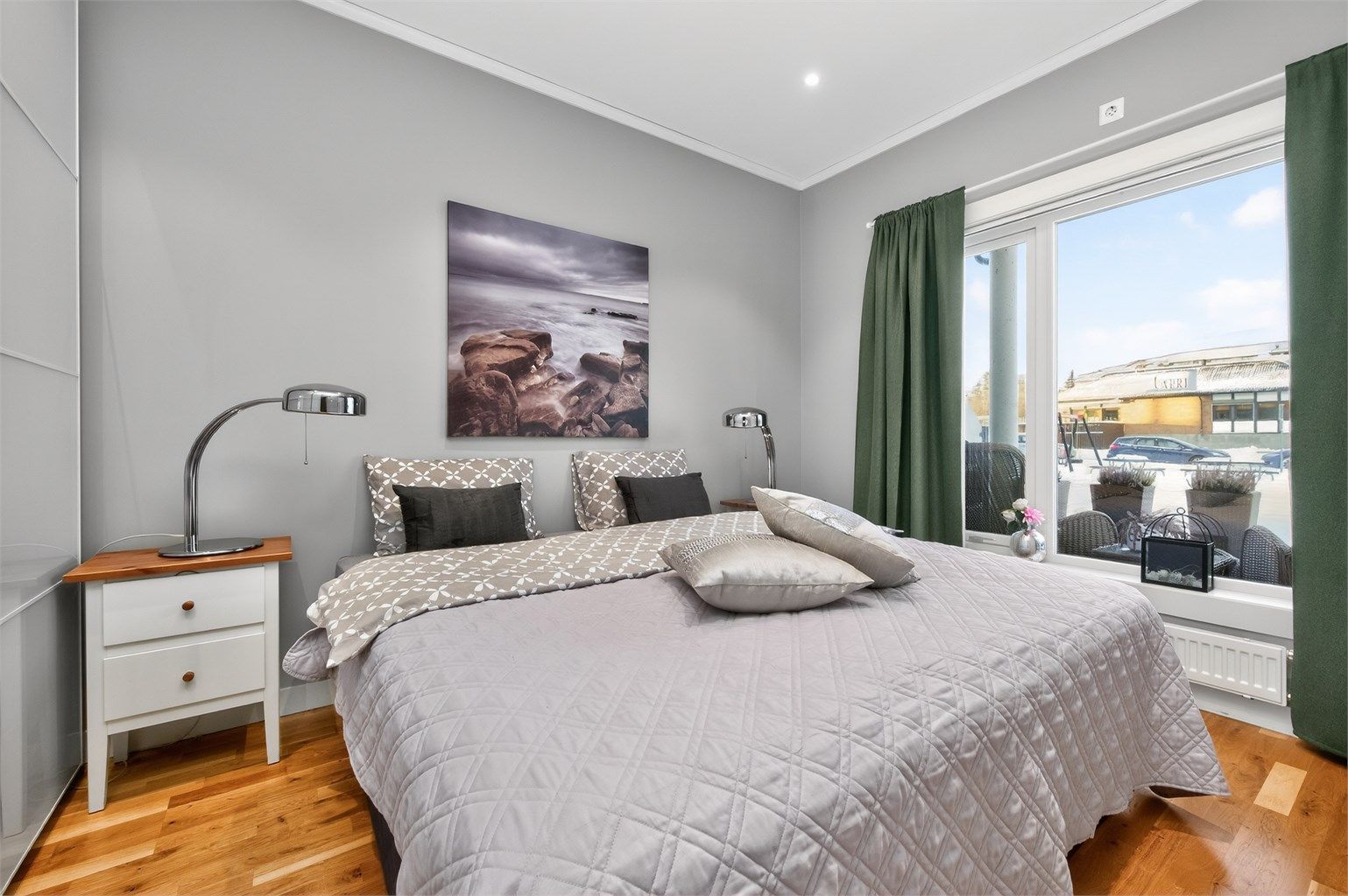 Hovedsoverommet er på 11 kvm og har god plass til dobbeltseng av ønsket størrelse, nattbord og garderobeskap. 