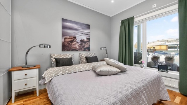 Hovedsoverommet er på 11 kvm og har god plass til dobbeltseng av ønsket størrelse, nattbord og garderobeskap.