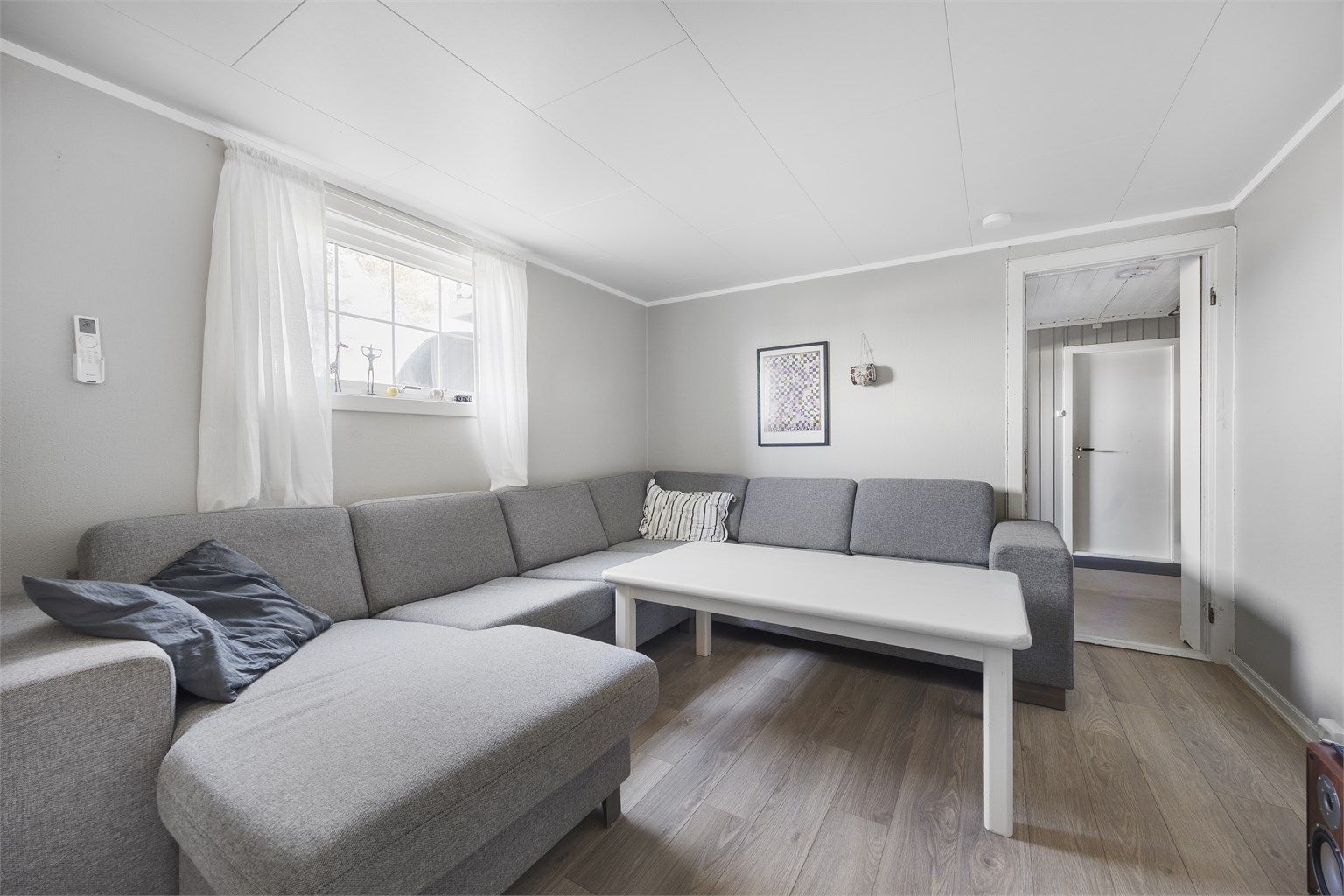 Det innredede rommet har god plass til en romslig sofagruppe, men er ikke godkjent som rom til varig opphold.