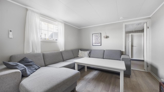 Det innredede rommet har god plass til en romslig sofagruppe, men er ikke godkjent som rom til varig opphold.