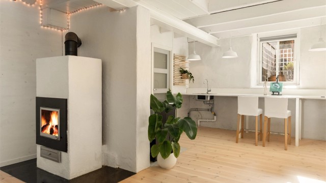 - Innredet med to store peisovner. Det er lagt opp rør og vann inn til rommet -