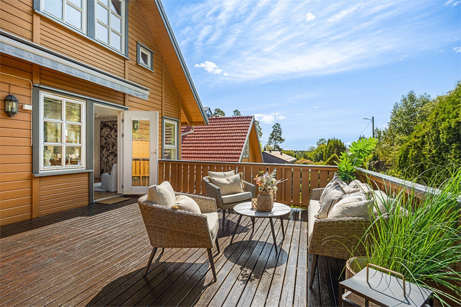 Boligen har pent opparbeidet hage med flere uteplasser med flere soner og svært gode solforhold.
