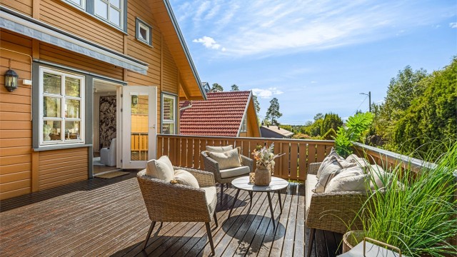 Boligen har pent opparbeidet hage med flere uteplasser med flere soner og svært gode solforhold.