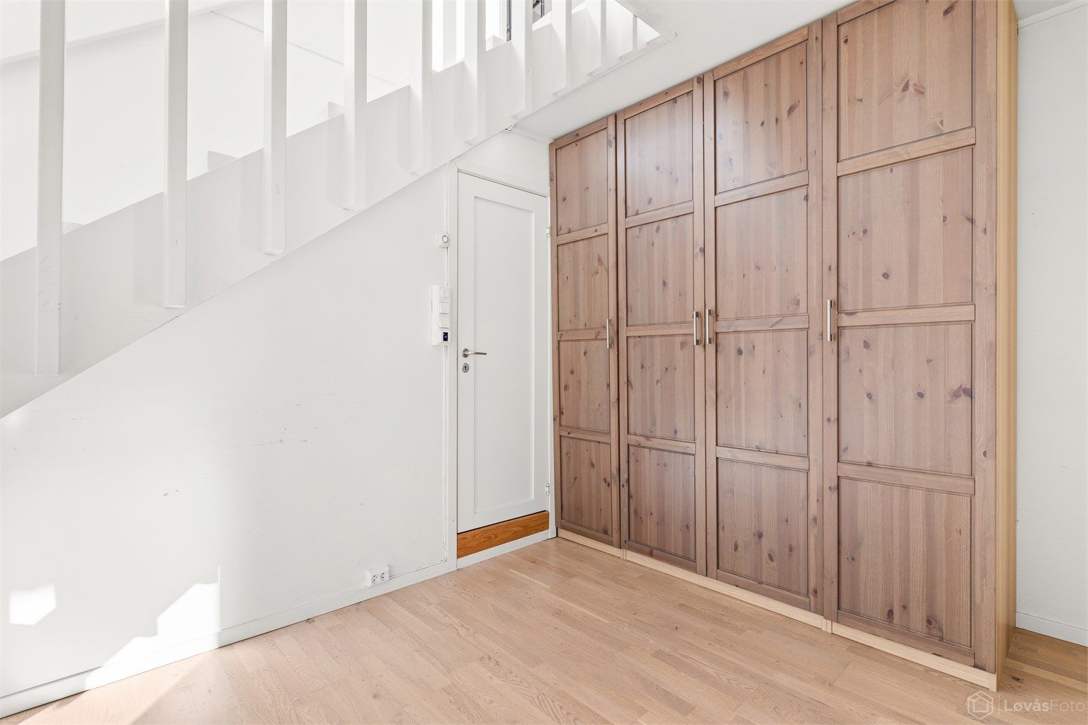 Under trappen er det god plass til oppbevaringsløsninger.