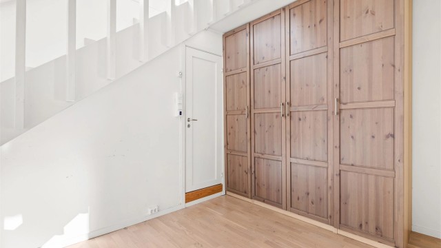 Under trappen er det god plass til oppbevaringsløsninger.