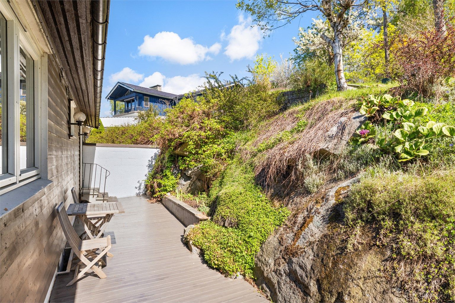 Terrasseplattingen har adkomst både fra kjøkkenet og fra mastersoverommet
