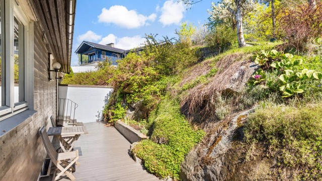 Terrasseplattingen har adkomst både fra kjøkkenet og fra mastersoverommet