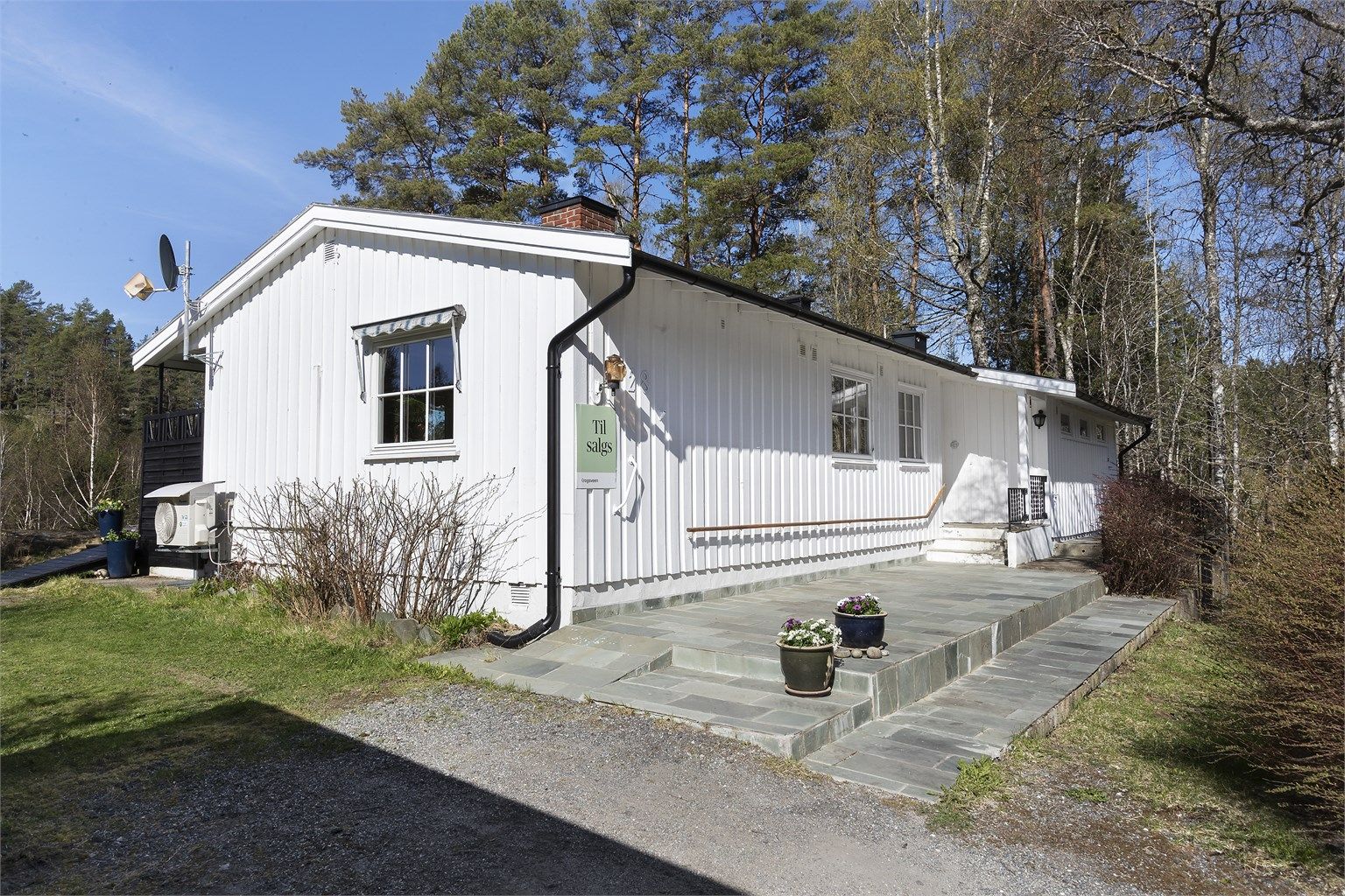Her får du en enebolig på ett plan, med tomt på 2.993 kvm. 