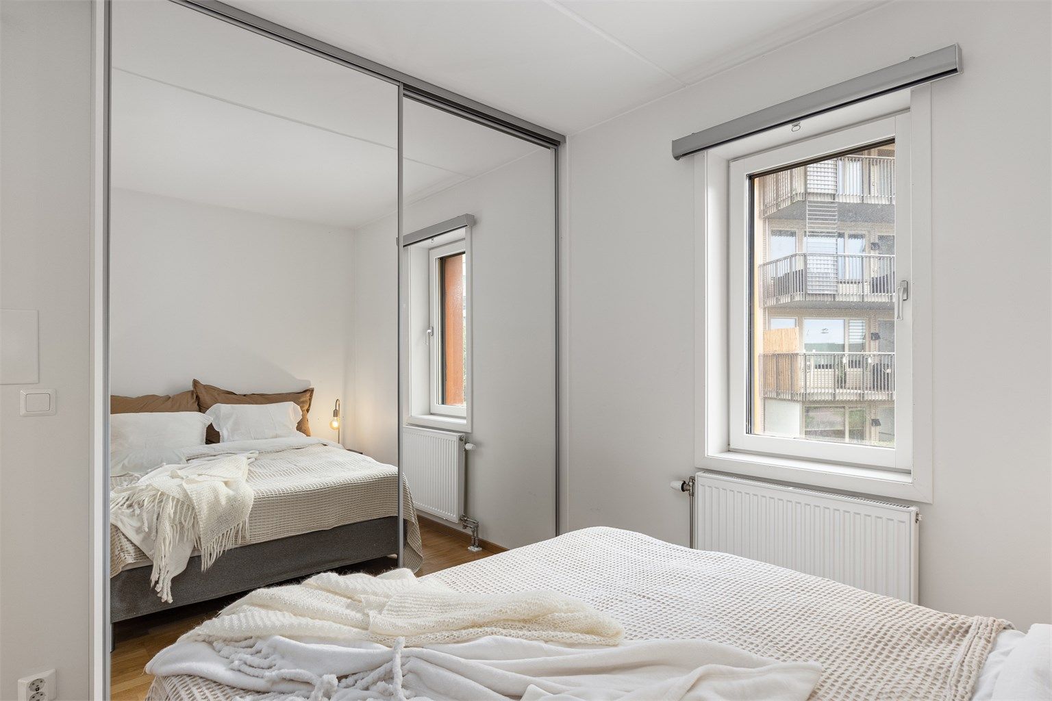 Innholdsrik skyvedørsgarderobe med speilfronter gir rikelig med klesoppbevaring.