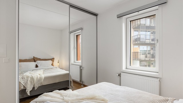 Innholdsrik skyvedørsgarderobe med speilfronter gir rikelig med klesoppbevaring.