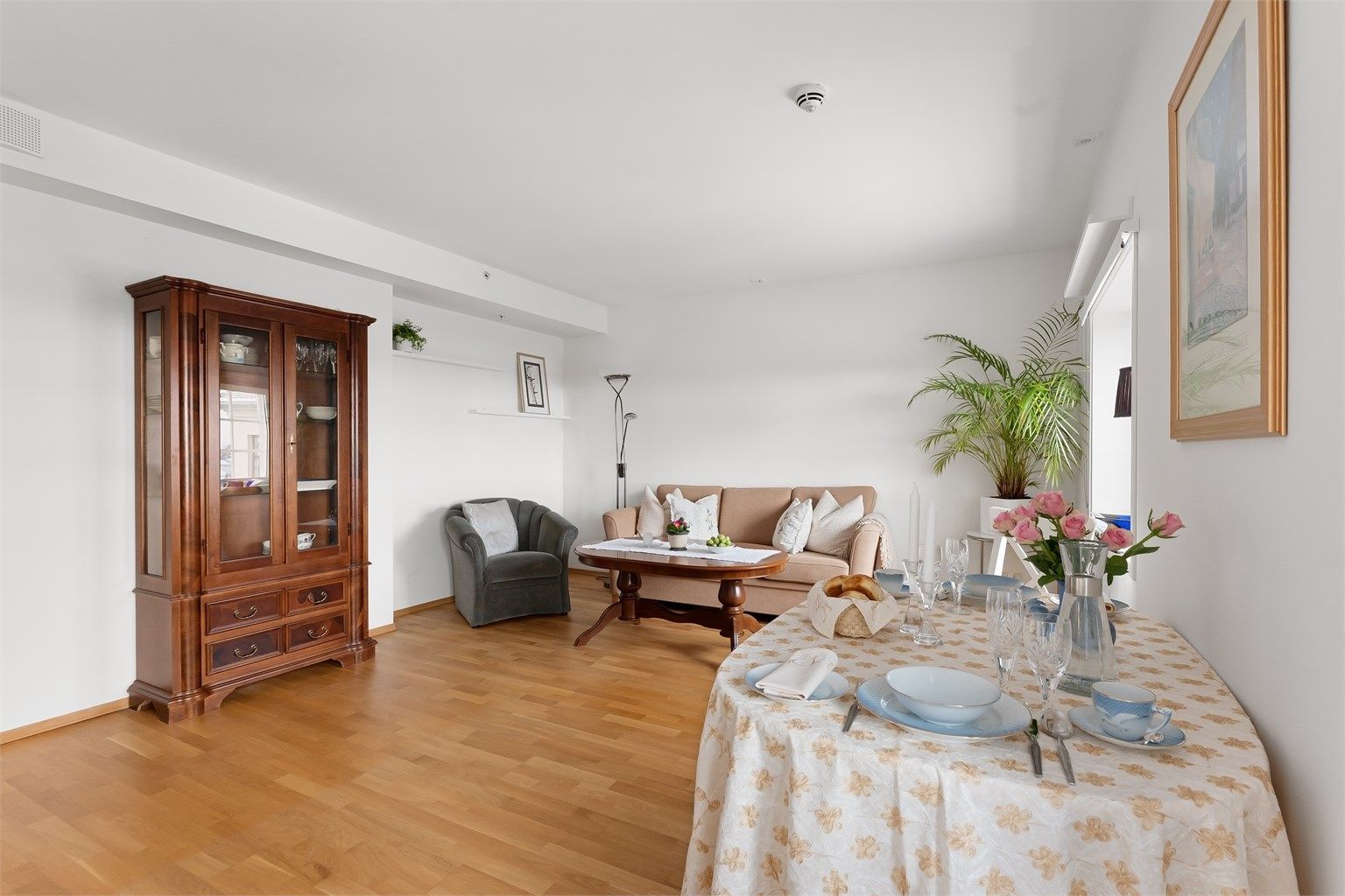 Leiligheten, som ligger i byggets 4. etasje, har en lys og praktisk planløsning med entré, stue og åpen kjøkkenløsning, samt et romslig soverom