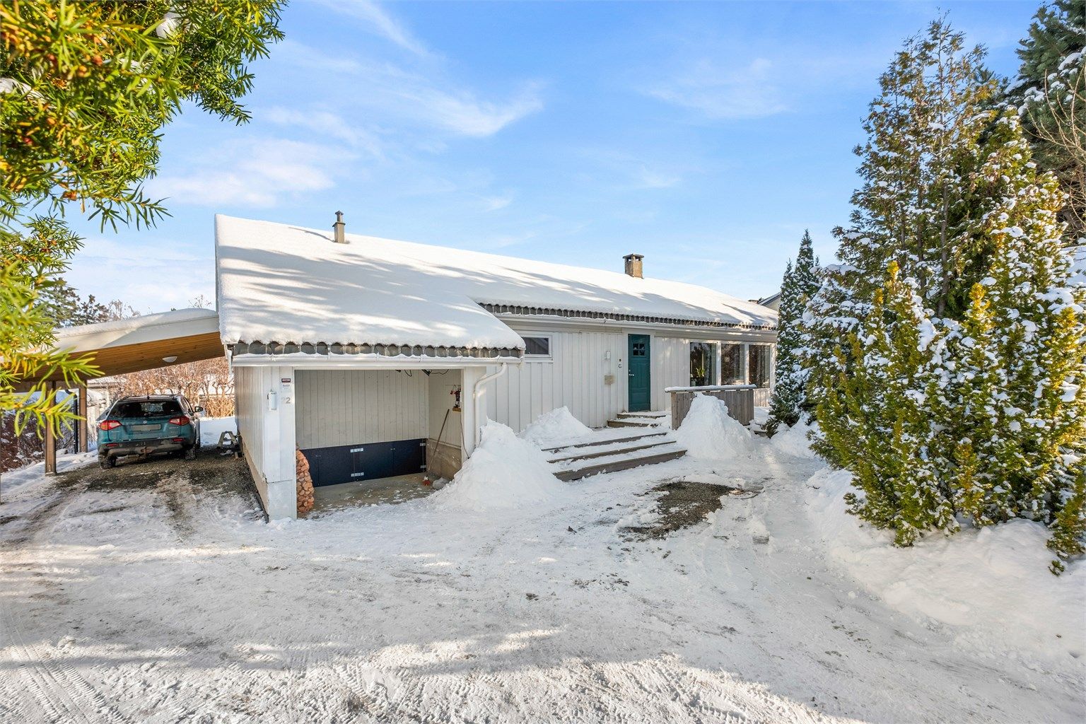 Boligen har carport og romslig gårdsplass med plass til flere biler. Her bor du tilbaketrukket og fredelig, men samtidig sentralt – med gangavstand til barnehager, skoler og dagligvarebutikker. Det er også kort kjøretid til flere store kjøpesentre. 