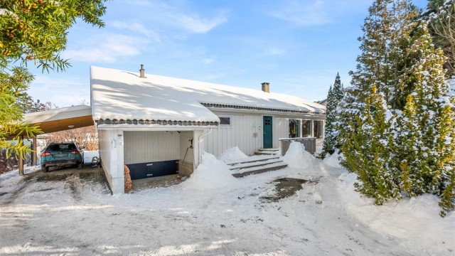 Boligen har carport og romslig gårdsplass med plass til flere biler. Her bor du tilbaketrukket og fredelig, men samtidig sentralt – med gangavstand til barnehager, skoler og dagligvarebutikker. Det er også kort kjøretid til flere store kjøpesentre.