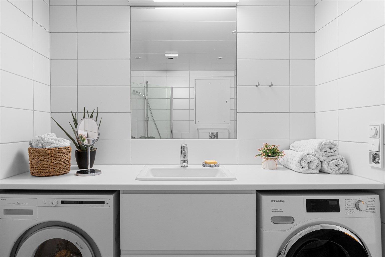 En stilren innredning med god plass rundt servanten gir badet et moderne uttrykk.