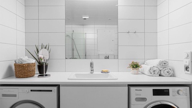En stilren innredning med god plass rundt servanten gir badet et moderne uttrykk.