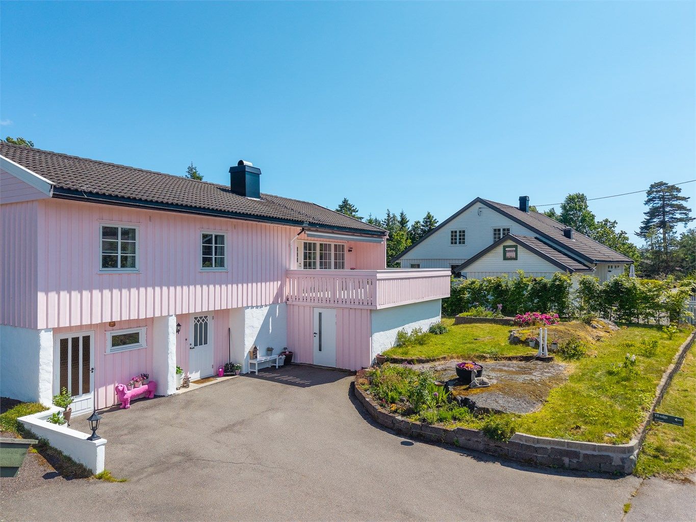 Tomten er eiet og har et areal på 1166 kvm - tomten er lettstelt og praktisk anlagt med blant annet asfaltert gårdsplass. 