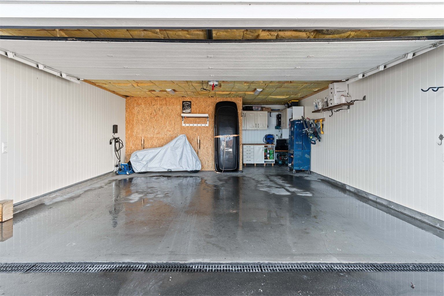 Stor, isolert garasje på 45 m² med elbillader og lagringsloft.