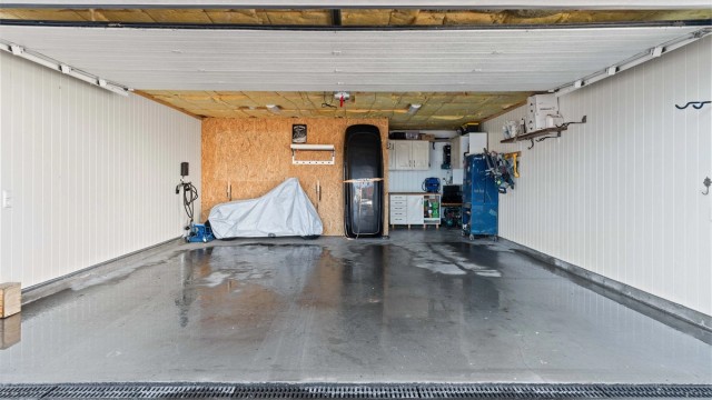 Stor, isolert garasje på 45 m² med elbillader og lagringsloft.