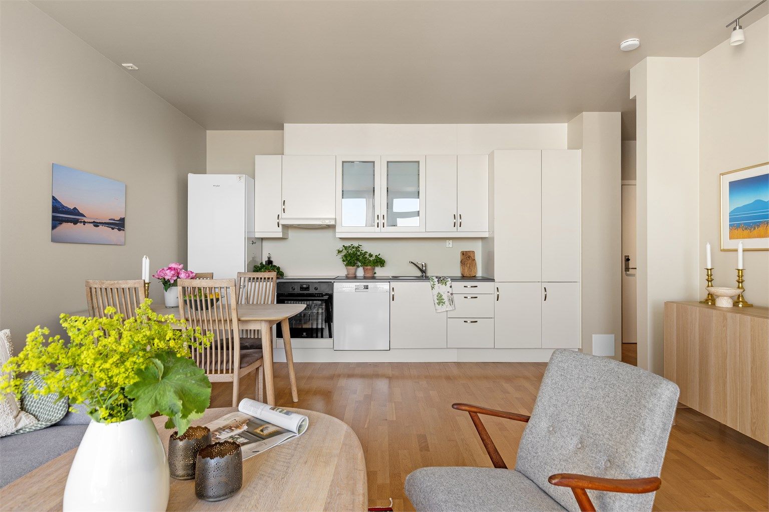 Oppholdsrommet og entréen er malt i samme behagelige og duse farge på både vegger og i himling. Kjøkkenfrontene er også malt i samme farge