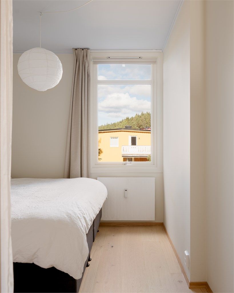 Vegg i vegg med barnerommet ligger det som i dag benyttes som hovedsoverom. 