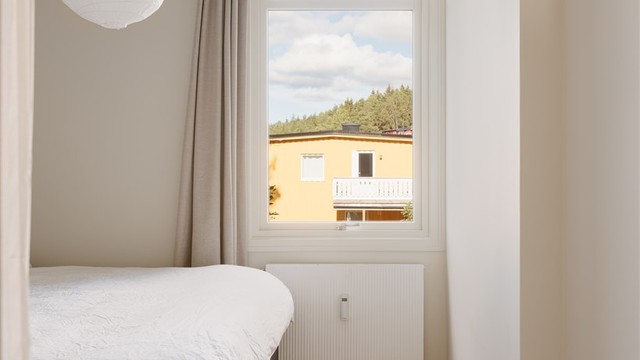 Vegg i vegg med barnerommet ligger det som i dag benyttes som hovedsoverom.