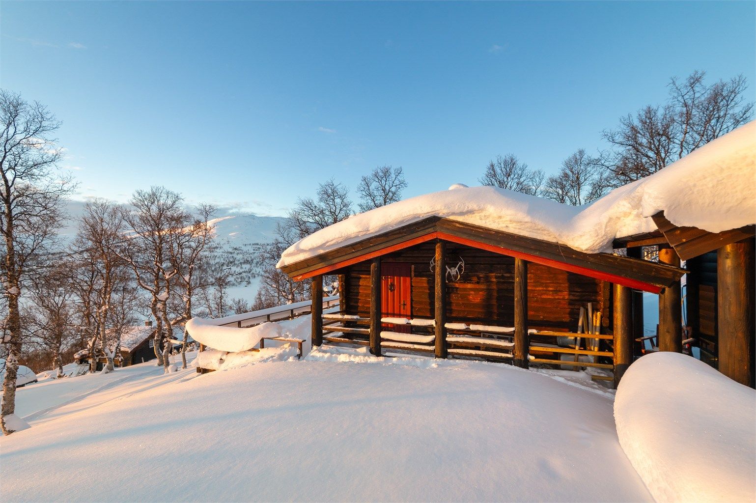 Annekset er bygget tett inntil hytta fra 1965, og danner et lite tun sammen med boden i bakkant av bildet. 