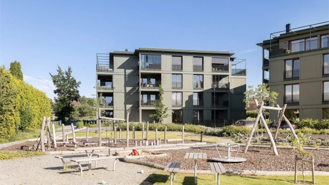 Nyere blokkleilighet fra 2023 med moderne fasade og praktiske løsninger.