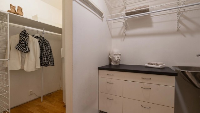 Praktisk vaskerom med opplegg og god plass til vaskemaskin og tørketrommel. Rommet har frittstående skap med ovenpåliggende benkeplate i laminat og vegghengt utslagsvask.