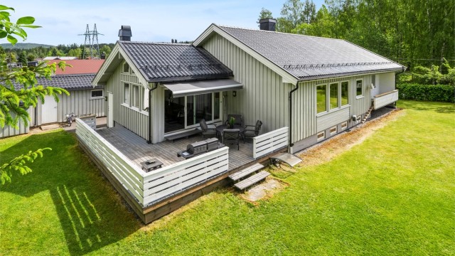 Krogsveen v/ Trude Stensby presenterer Blomstervegen 13 - En innholdsrik og stor enebolig i barnevennlig boområde på Skarnes