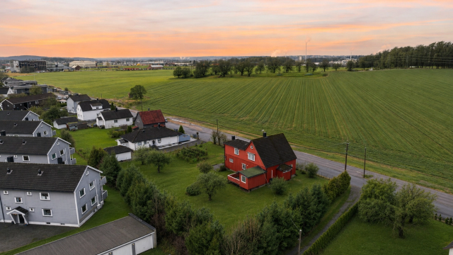 Nordbergveien 12 presenteres av Raymond Bøhn i Krogsveen.
Fotograf; Kristoffer Kristiansen. Eiendommens omgivelser er digitalt retusjert.