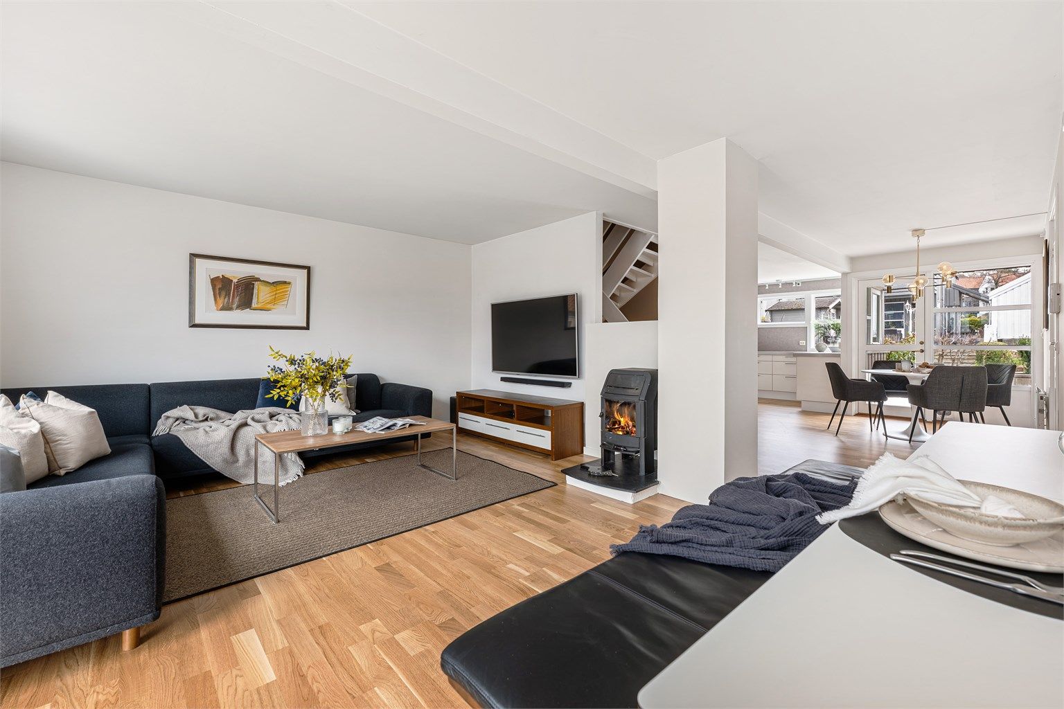 Boligen går over 3 plan og har lys og åpen stue, kjøkken, entré og gjestewc i hovedetasjen. 