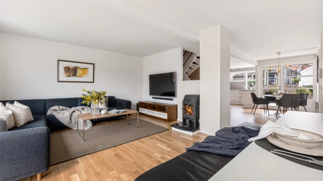 Boligen går over 3 plan og har lys og åpen stue, kjøkken, entré og gjestewc i hovedetasjen.