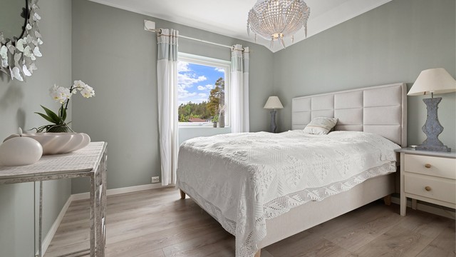 Boligens hovedsoverom er romslig og har god plass til dobbeltseng med tilhørende nattbord - varmefolie under laminatet gir en god temperatur gjennom hele året