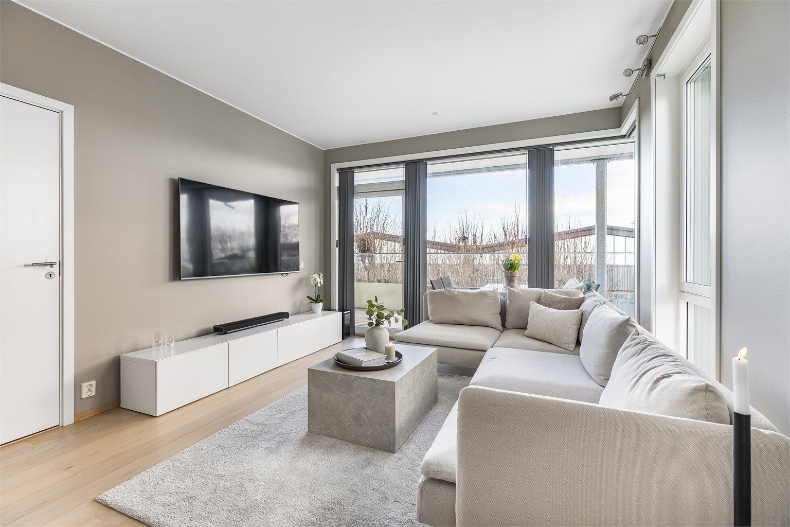 Utover våren fylles trerekken utenfor av grønne blader som danner et pent bakteppe til stuen.