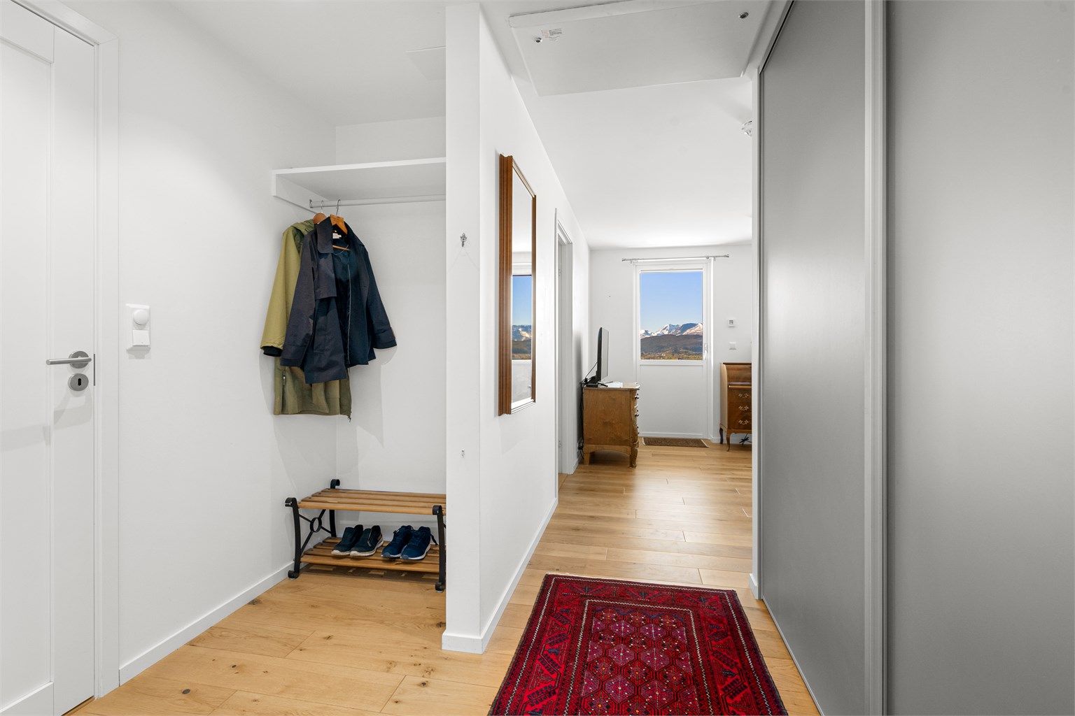 Innbydende entré med plass til å henge fra seg yttertøy. Også her er det vannbåren gulvvarme