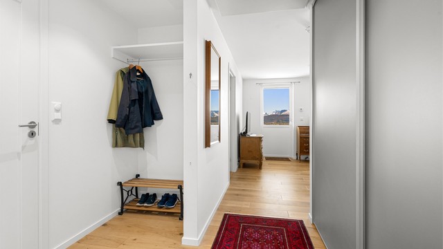 Innbydende entré med plass til å henge fra seg yttertøy. Også her er det vannbåren gulvvarme