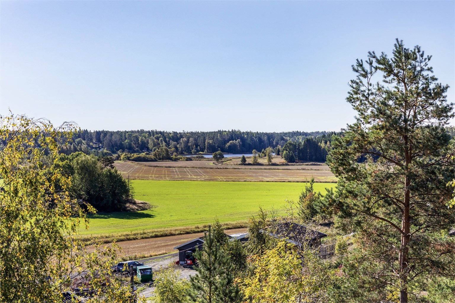 Landskapsutsikt mot sør, inkludert gløtt av Grepperødfjorden i Vansjø.