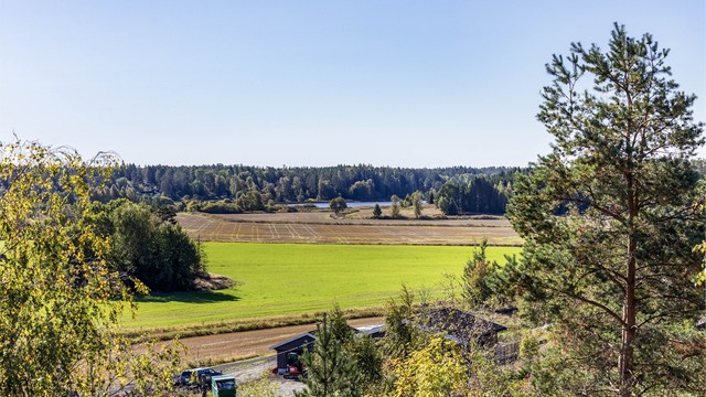Landskapsutsikt mot sør, inkludert gløtt av Grepperødfjorden i Vansjø.