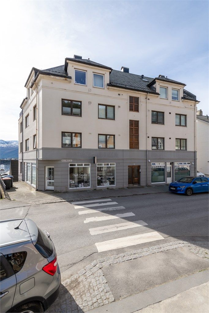 Fasade mot nord med støpt fortau