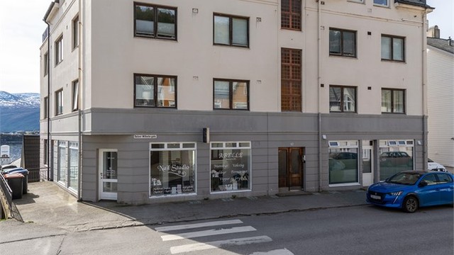 Fasade mot nord med støpt fortau