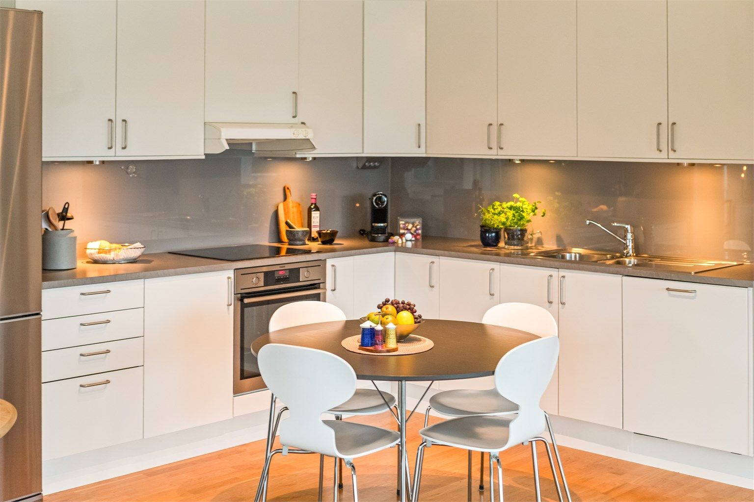 Kjøkken med integrerte hvitevarer som komfyr, platetopp og oppvaskmaskin