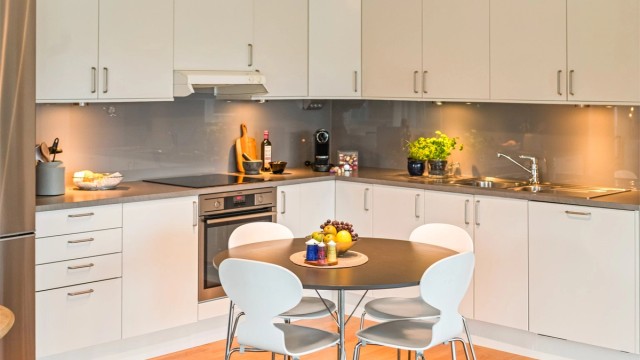 Kjøkken med integrerte hvitevarer som komfyr, platetopp og oppvaskmaskin